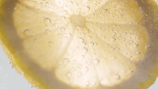 Macro Close Copo Bebida Refrescante Frio Com Fatias Limão Limão — Vídeo de Stock