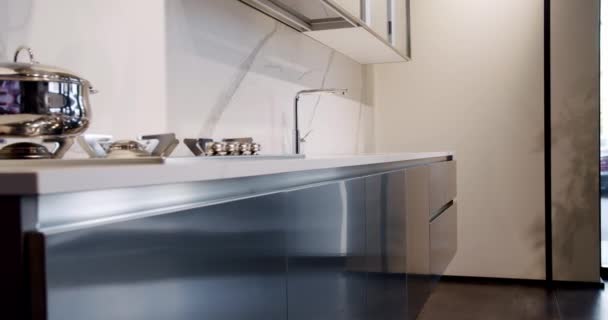 Elegantes Und Komfortables Zuhause Esszimmer Wohnküche Mit Moderner Spüle Moderne — Stockvideo