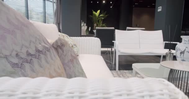 Verano Blanco Muebles Terraza Con Silla Minimalista Mesa Muebles Para — Vídeos de Stock