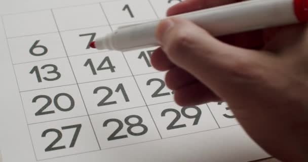 Mano Hombre Anota Día Calendario Papel Usando Bolígrafo Rojo Fecha — Vídeos de Stock