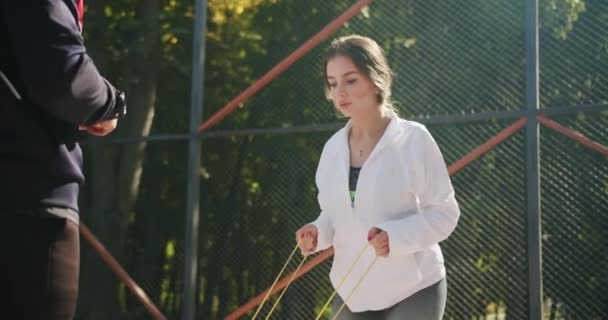 Femeia Atletică Face Exerciții Fizice Umeri Conceptul Tehnologic Pentru Sport — Videoclip de stoc