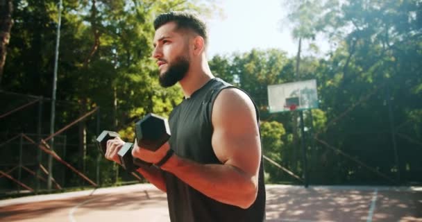 适合和哑铃一起锻炼的人体操的概念 健康的生活方式哑铃在独自锻炼 手部肌肉的锻炼 体育操练领域的室外培训 — 图库视频影像