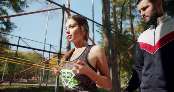 Тренер Чоловічої Корекції Підходить Жінці Робить Тренажерні Вправи Тренування Відкритому — стокове відео