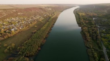 Sabahları güzel nehir akıntıları. Nehir suyu manzarası. Güzel manzara. Orman akıntısı. Güzel Doğa. Moldova, Nistru Nehri.