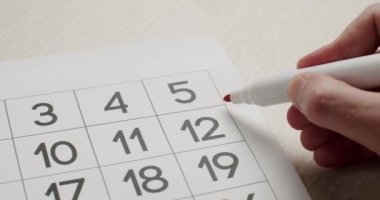  Takvim ayın 12. günü kesintisi. Mans el kağıt takvimine 12. günü kırmızı kalemle yaz. Takvimde çok önemli bir tarih. Takvimde bir gün imzalıyorum..