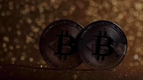 Bitcoin Btcコイン 新しい仮想通貨 閉めろ Bitcoin暗号通貨の動きが撃たれました デジタルコインサイバー空間と暗号通貨 黄金のボケと金の背景に金と銀のBtcコイン — ストック動画