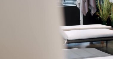 Modern Lüks Villa. Minimalist daire. Açık masa ve bahçe parkı için sandalyeler. Lüks villa için modern sandalyeler. Minimalist sandalyesi ve masası olan beyaz teras mobilyası. Bahçe mobilyaları