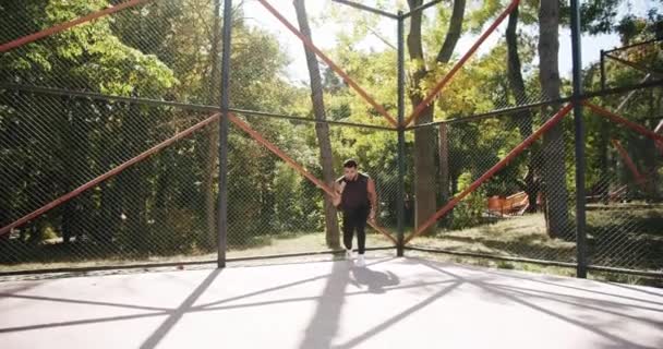 Buitensporter Traint Coach Doet Gymnastiekoefeningen Hardlopen Snelheid Een Aantrekkelijke Fitnessman — Stockvideo