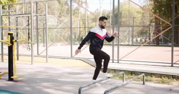 Trainer Male Macht Gymnastikübungen Attraktiver Fitness Mann Macht Sport Draußen — Stockvideo