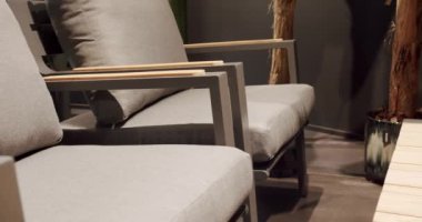 Minimalist daire. Açık masa ve bahçe parkı için sandalyeler. Minimalist beyaz, bej koltuklu ve masalı Summer Terrace. Modern kahverengi ve bej mobilyalar bahçe ve modern lüks villa için..