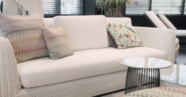 Lüks villa için modern kanepe, minimalist sandalyesi ve masası olan Summer Terrace mobilyası. Bahçe mobilyaları, Modern Lüks Villa. Minimalist daire. Bahçe parkı için masa ve sandalyeler..