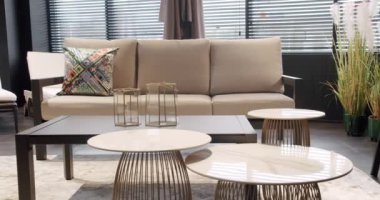 Modern beyaz ve bej mobilyalar bahçe ve modern lüks konak için. Minimalist daire. Açık masa ve bahçe parkı için sandalyeler. Modern Sandalyeler, Minimalist sandalyeli Yaz Terası.