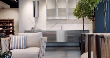 Bahçe mobilyaları, Modern Lüks Villa. Minimalist daire. Açık masa ve bahçe parkı için sandalyeler. Lüks villa için modern sandalyeler, minimalist sandalyeli ve masalı Summer Terrace mobilyaları..