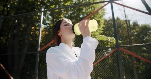 Sportowa Kobieta Pijąca Wodę Wyczerpującym Kardio Młoda Kulturystka Odpoczywa Rozgrzewce — Wideo stockowe