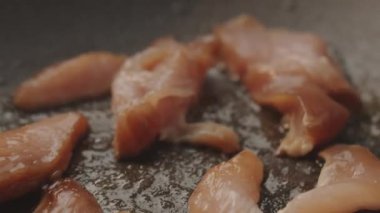 Mutfakta tavada tavuk pişirmek. Şef Lezzetli tavada bir et yemeği hazırlıyor. Sıcak tavada kızarmış et. Yakın çekim nefis et. Restoran ve Gastronomi konsepti ve lezzetli yemekler..