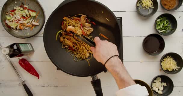 Leckere Asiatische Nudeln Köstliche Wok Nudeln Garnelen Mit Gemüse Chinesische — Stockvideo
