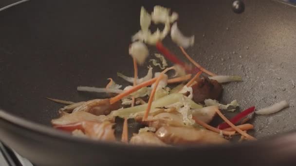 Cucinare Pollo Una Padella Cucina Con Verdure Gustosi Wok Asiatici — Video Stock