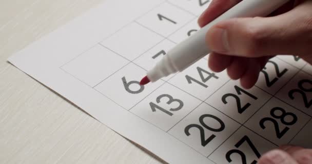 Mano Hombre Anota Sexto Día Calendario Papel Usando Bolígrafo Rojo — Vídeo de stock