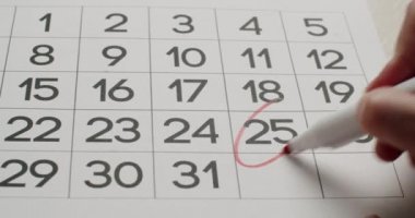 Erkekler 25. günü kırmızı kalemle takvime yazıyorlar. Takvimde çok önemli bir tarih. Takvimde bir gün imzalıyorum. Takvim: Ayın 25. Kesimi.