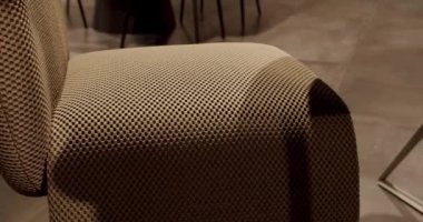 Tekstil modern kahverengi koltuk ve rahat koltuk. Modern Minimalist Evi. Zarafet ve Konforlu Ev 'in ayrıntıları, sıcacık bir ortam. Modern bej koltuk. Koltuk müfrezesi. Konforlu tekstil bej koltuk.