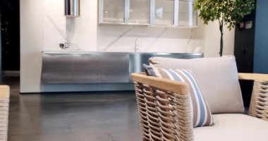 Bahçe mobilyaları, Modern Lüks Villa. Minimalist daire. Açık masa ve bahçe parkı için sandalyeler. Lüks villa için modern sandalyeler, minimalist sandalyeli ve masalı Summer Terrace mobilyaları..