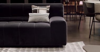 Modern koyu gri kumaş kanepe. Yastıklı tekstil döşeme kanepesi. Modern apartman güzel koyu gri kumaş kanepe minimalist oturma odasında masalı. Gri modern kanepe minimalist odada.