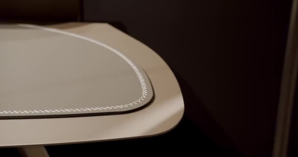 Schoonheid Interieur Met Moderne Tafel Sluiten Omhoogmoderne Werktafel Met Leren — Stockvideo