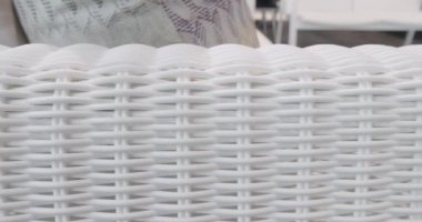 Minimalist sandalyesi ve masası olan beyaz teras mobilyası. Bahçe mobilyaları, Modern Lüks Villa. Minimalist daire. Açık masa ve bahçe parkı için sandalyeler. Lüks villa için modern sandalyeler.