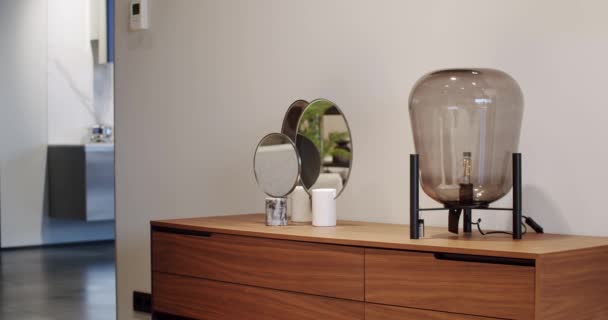 斯堪的纳维亚内部有现代化的桌子和存储家具 简约和现代的客厅 舒适的室内环境 配有现代木制家具 镜子和简约灯具 — 图库视频影像