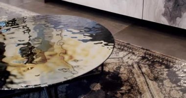Modern Minimalist Yuvarlak Kahve Masası Çağdaş İçişleri 'nde oturma odasında. Oturma odasındaki cam modern yuvarlak masa. Ev lüks dekorasyonu. Çatı katı konforlu daire.