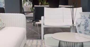 Minimalist sandalyesi ve masası olan beyaz teras mobilyası. Bahçe mobilyaları, Modern Lüks Villa. Minimalist daire. Açık masa ve bahçe parkı için sandalyeler. Lüks villa için modern sandalyeler.