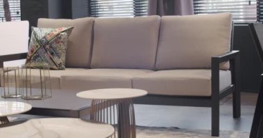 Minimalist daire. Açık masa ve bahçe parkı için sandalyeler. Minimalist beyaz, bej koltuklu ve masalı Summer Terrace. Modern beyaz ve bej mobilyalar bahçe ve modern lüks konak için..