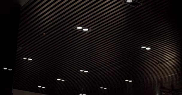 Siyah Yuvarlak Modern Tavan Lambası Minimalist Kısımda Siyah Ahşap Çizgilerle — Stok video