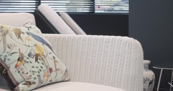 Furnitur Summer White Terrace Dengan Kursi Dan Meja Minimalis Perabotan — Stok Video
