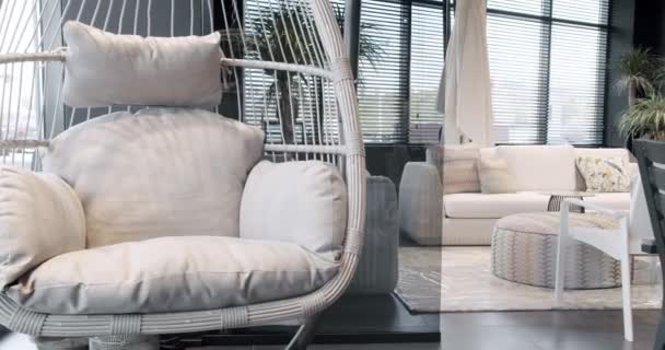 Sommerweiße Terrassenmöbel Mit Minimalistischem Stuhl Und Tisch Gartenmöbel Moderne Luxusvilla — Stockvideo