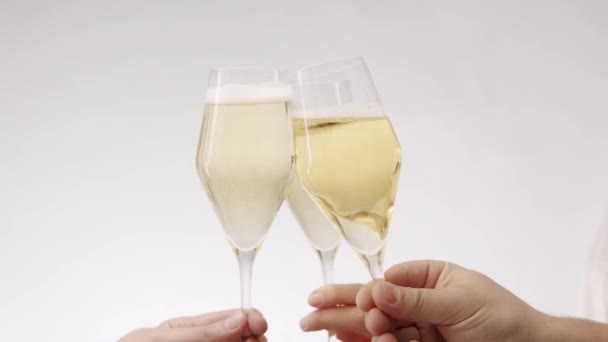 Weihnachtsfeier Mit Freunden Zwei Gläser Champagner Auf Weißem Hintergrund Prost — Stockvideo
