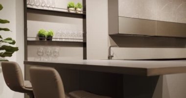 Modern Minimalist Evi. Modern gri ve beyaz mutfak mobilyaları. Yemek odasında zarif ve rahat bir ev var. Modern lavabosu olan yerli mutfak. Minimalist yemek masası olan modern mutfak odası..