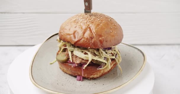 Δροσερό Όμορφο Φρέσκο Ζουμερό Μαγειρεμένο Burger Περιστρέφεται Πικάπ Λευκό Φόντο — Αρχείο Βίντεο