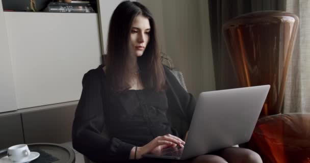 Mooie Jonge Blanke Vrouw Sms Het Toetsenbord Van Laptop Computer — Stockvideo