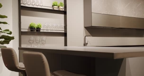 现代简约之家 现代灰白色厨房家具 精致舒适的家在饭厅 家庭厨房与现代水槽 带有简约餐桌的现代厨房 — 图库视频影像