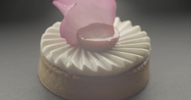 Draaiend Close Shot Van Smakelijk Heerlijk Zoet Rond Dessert Met — Stockvideo