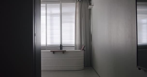 Průhledné Posuvné Dveře Zavřely Moderní Koupelně Minimalistická Vana Dřevěnými Doplňky — Stock video