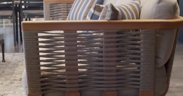Meble Tarasowe Minimalistycznym Krzesłem Stołem Meble Ogrodu Nowoczesna Luksusowa Willa — Wideo stockowe