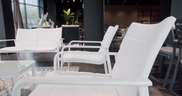 Cadeiras Brancas Modernas Para Moradia Luxo Mobiliário Summer Terrace Com — Vídeo de Stock