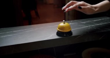  Kadın eli kafede Bell Button 'a basıyor. Yiyecek ve içecek hazır. Fast food servisi. Sipariş hazır. Restoranda servis. 