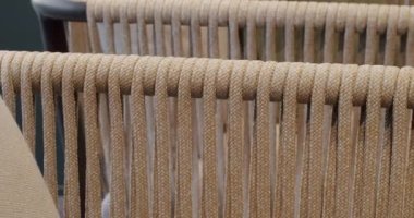 Modern Lüks Villa. Minimalist daire. Açık masa ve bahçe parkı için sandalyeler. Lüks villa için modern sandalyeler. Minimalist sandalyesi ve masası olan Summer Terrace mobilyaları. Bahçe mobilyaları,