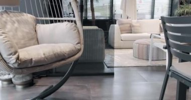 Minimalist sandalyesi ve masası olan beyaz teras mobilyası. Bahçe mobilyaları, Modern Lüks Villa. Minimalist daire. Açık masa ve bahçe parkı için sandalyeler. Lüks villa için modern sandalyeler.