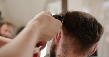 Müşteri Hizmetleri. Berber dükkanında şık bir adam, kuaför erkek saç kesimi makası, yakın çekim. Kuaför, kuaför hizmetleri alıyorum. Berber dükkanında modern saç kesimi.