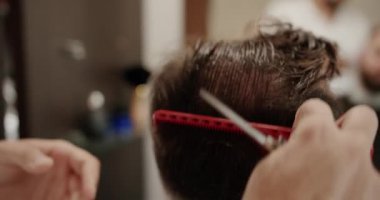 Kuaför, kuaför hizmetleri alıyorum. Berber dükkanında modern saç kesimi. Müşteri Hizmetleri. Berber dükkanında şık bir adam, kuaför erkek saç kesimi makas, yakın çekim..