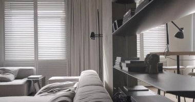 Modern oturma odası. Lüks minimalist tasarım, beyaz ve gri tonlu gerçek daire, zarif sandalye ve lüks mobilyalar, beyaz halı ve siyah ses teknikleri